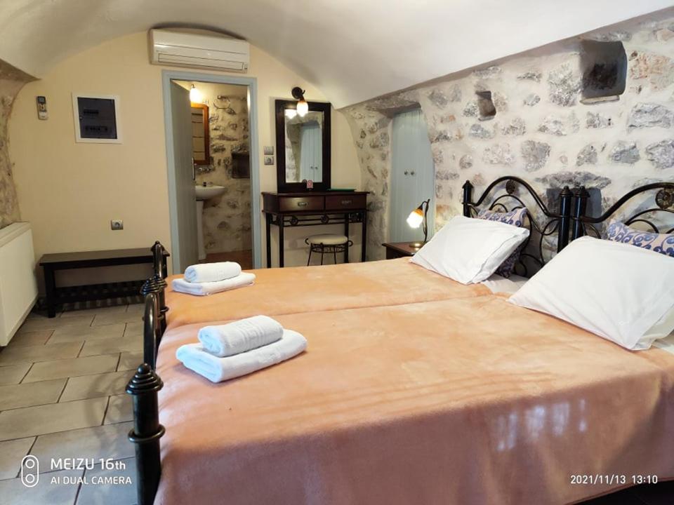Petrounis Hotel アレオポリ エクステリア 写真